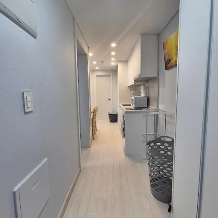First House 빌라